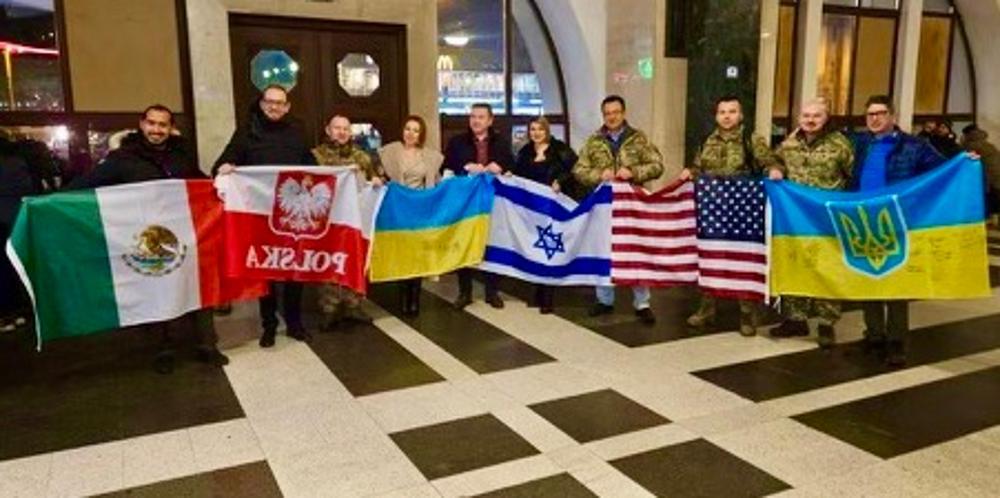 球队获得了乌克兰国旗、美国国旗和俄罗斯国旗.S.美国、以色列、波兰和墨西哥. 尼古拉夫斯基在左边，布拉茨拉夫斯基在左边第四.  乌克兰国旗上有病人和一名乌克兰将军的签名.