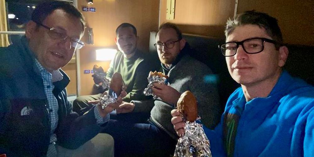 在火车上吃点东西, 从左, Nikolavsky, Oszczudlowski, López和Bratslavsky.
