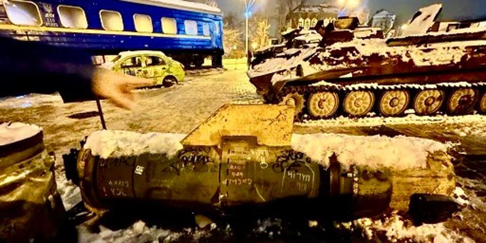 在基辅展出:缴获的俄罗斯战争物资, 其中一些带有反普京的涂鸦, 以及乌克兰人逃离战斗时使用的一节子弹横飞的民用火车车厢和汽车. 